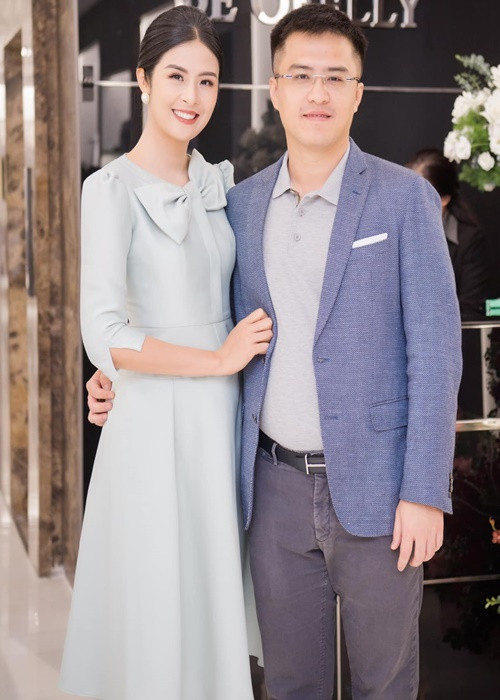 Ngọc Hân không giấu được niềm hạnh phúc khi được bạn trai tháp tùng. Ảnh: FB Ngọc Hân