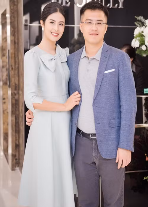 Ngọc Hân không giấu được niềm hạnh phúc khi được bạn trai tháp tùng. Ảnh: FB Ngọc Hân