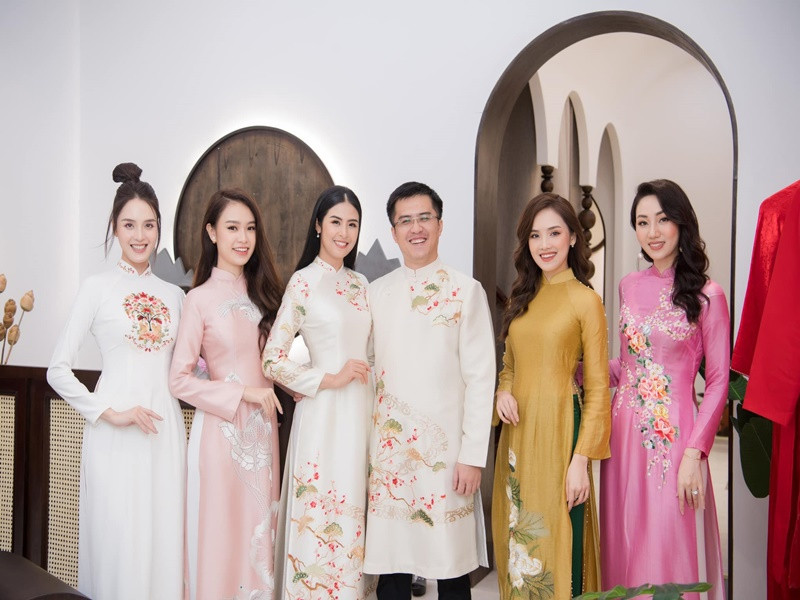 Đôi uyên ương diện áo dài đôi. Ảnh: FB Ngọc Hân