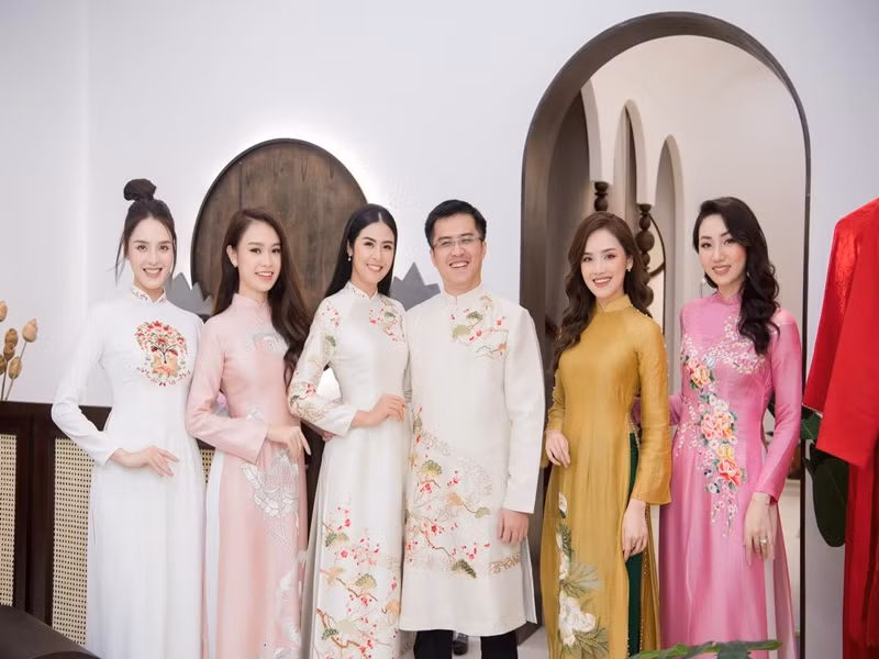 Đôi uyên ương diện áo dài đôi. Ảnh: FB Ngọc Hân