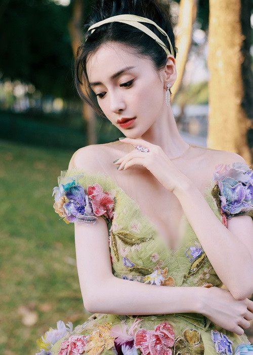 So với Châu Tử Nhiên, Angelababy nổi tiếng hơn. Ngoài làm người mẫu, cô còn đóng phim.