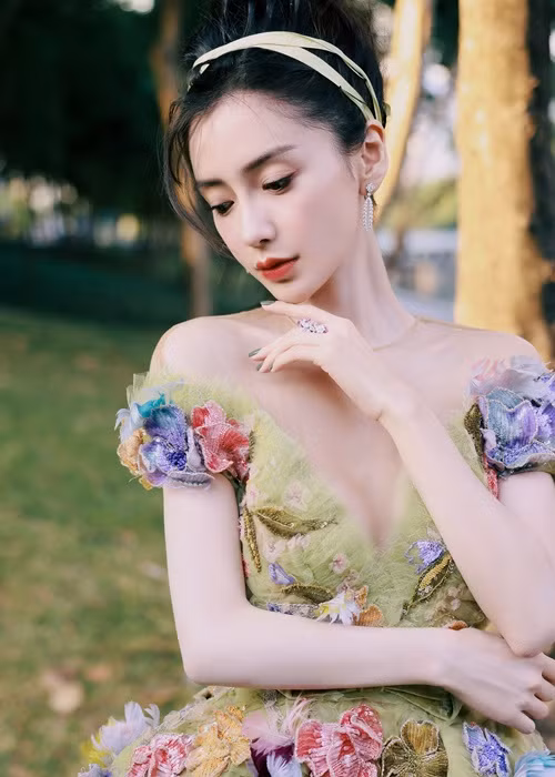 So với Châu Tử Nhiên, Angelababy nổi tiếng hơn. Ngoài làm người mẫu, cô còn đóng phim.