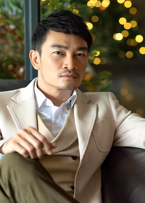 Nam diễn viên không có nhu cầu phải mua quần áo sang trọng. Để tiết kiệm, anh thường săn hàng giảm giá khi qua Mỹ.