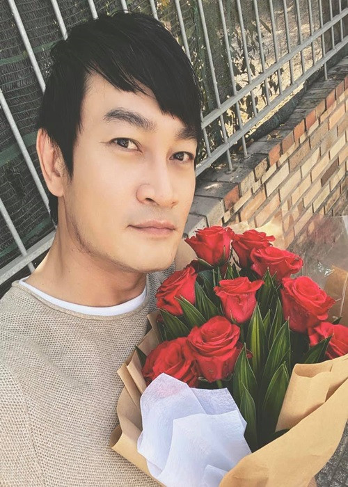 Sau khi kết hôn, Quốc Thái chọn đi về giữa Việt Nam và Mỹ để tiện cho công việc. Bà xã của nam diễn viên ủng hộ quyết định này.