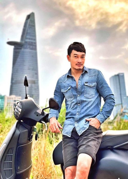 “Bản thân mình đi làm về mệt, mà còn phải lái xe về nữa. Thêm cái nữa là mắt của tôi hơi yếu nên khó trong chuyện lái xe”, Quốc Thái lý giải việc chưa mua xe hơi.