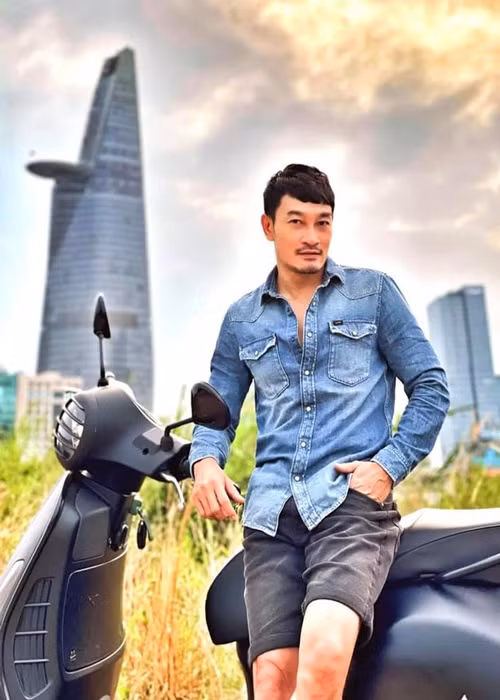 “Bản thân mình đi làm về mệt, mà còn phải lái xe về nữa. Thêm cái nữa là mắt của tôi hơi yếu nên khó trong chuyện lái xe”, Quốc Thái lý giải việc chưa mua xe hơi.