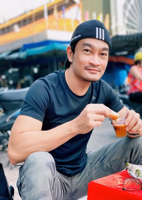 Quốc Thái từng nhận là người hậu đậu. Anh rất hay làm đổ, làm rơi hay làm vỡ một thứ gì đó. Anh từng được bạn bè, đồng nghiệp đặt biệt danh là “cái máy ngủ”, bởi cứ diễn xong là anh chạy về nhà ngủ.