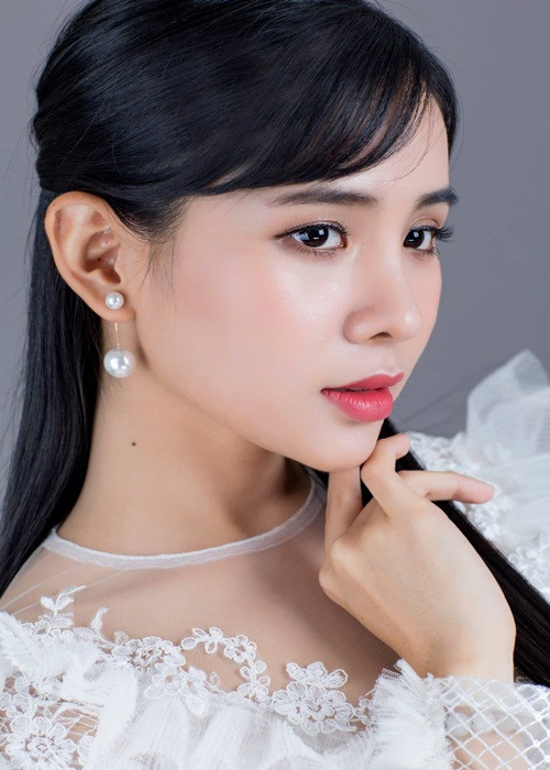 Nhờ học tại Đại học Sân khấu Điện ảnh TPHCM, Quỳnh Trang vượt qua nỗi sợ hãi khi đứng trước đám đông đồng thời nhập vai dễ dàng hơn trên sân khấu.