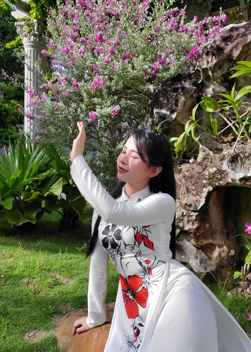 Quỳnh Trang được mệnh danh là "thiên thần Bolero" bởi không chỉ hát hay mà còn xinh đẹp. Cô sở hữu gương mặt thanh tú với ánh mắt đượm buồn.