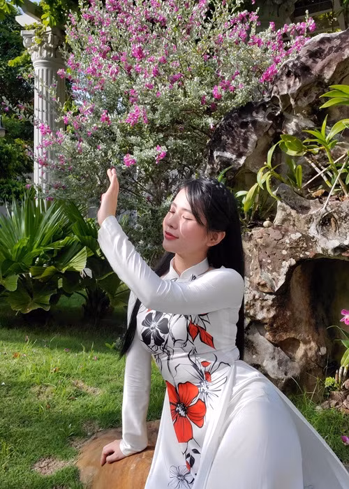 Quỳnh Trang được mệnh danh là "thiên thần Bolero" bởi không chỉ hát hay mà còn xinh đẹp. Cô sở hữu gương mặt thanh tú với ánh mắt đượm buồn.