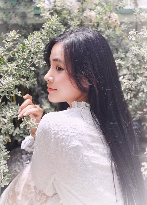 Quỳnh Trang gắn liền với hình ảnh dịu dàng. Cô để tóc dài thướt tha, thường mặc áo dài khi đi hát.