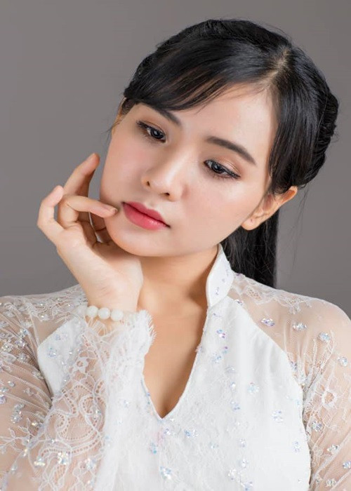 Có năng khiếu ca hát song Quỳnh Trang thấy sợ hãi khi đứng trước đám đông. Để vượt lên chính mình, cô thi vào trường Đại học Sân khấu Điện ảnh TPHCM.