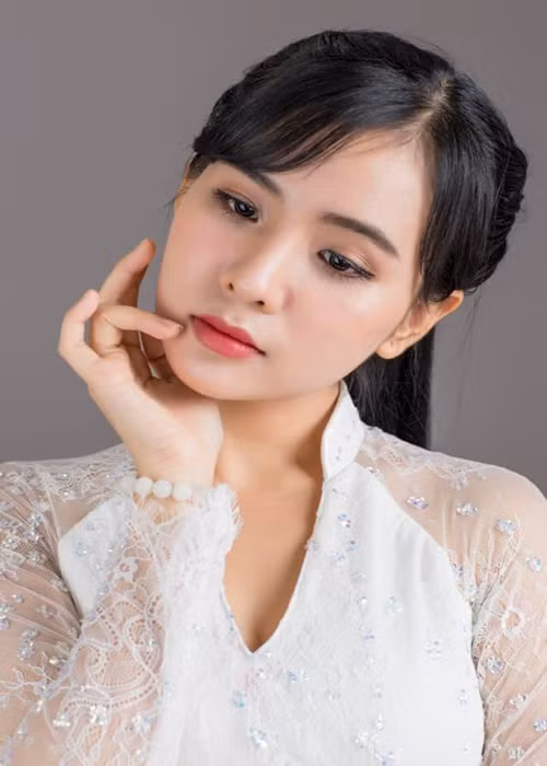 Có năng khiếu ca hát song Quỳnh Trang thấy sợ hãi khi đứng trước đám đông. Để vượt lên chính mình, cô thi vào trường Đại học Sân khấu Điện ảnh TPHCM.