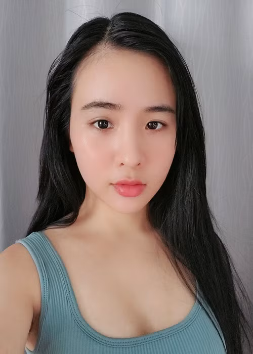 Nữ ca sĩ chăm khoe ảnh tập luyện.