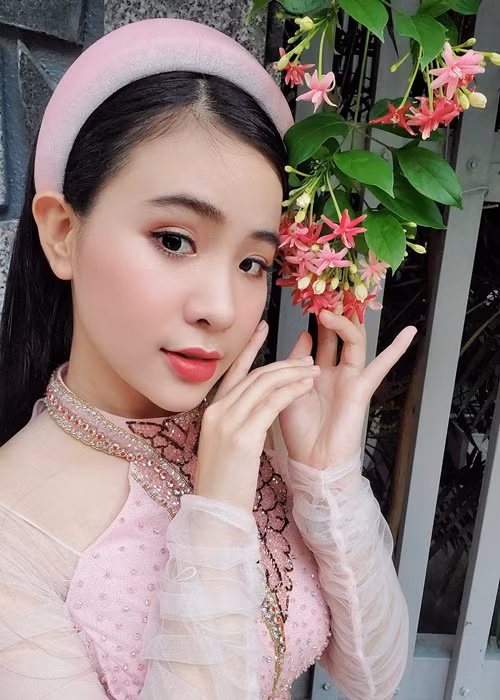 Nữ ca sĩ Quỳnh Trang sinh năm 1997, đến từ Tuy Hòa - Phú Yên. 4 tuổi, cô bắt đầu nghêu ngao hát theo máy.