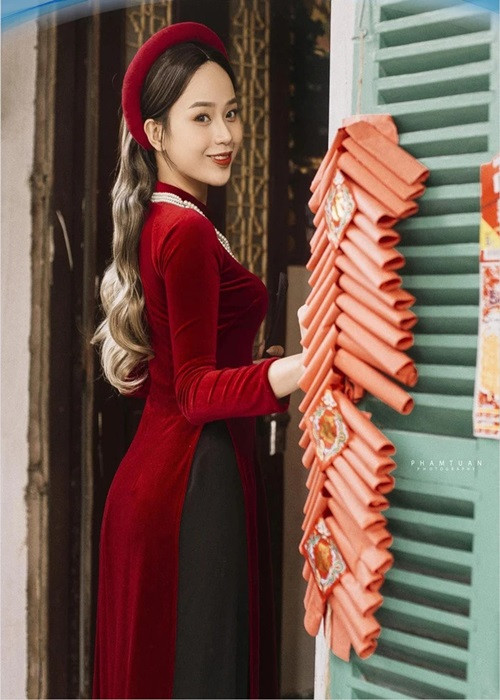 Nội dung đề thi nhắc đến Thủy Tiên: "Sau 11 lần truyền hóa chất chữa căn bệnh hiểm nghèo, Đặng Trần Thủy Tiên, nữ sinh 19 tuổi trường Đại học Ngoại Thương Hà Nội đã tham gia cuộc thi Duyên dáng Ngoại Thương 2019, giành giải “Hoa khôi truyền cảm hứng” và chia sẻ: “Tôi đẹp nhất khi tôi tự tin”. Viết một bài văn nghị luận (khoảng 2 trang giấy thi) bày tỏ suy nghĩ của em về chia sẻ trên của nữ sinh Đặng Trần Thủy Tiên". Ảnh: Miss World Vietnam