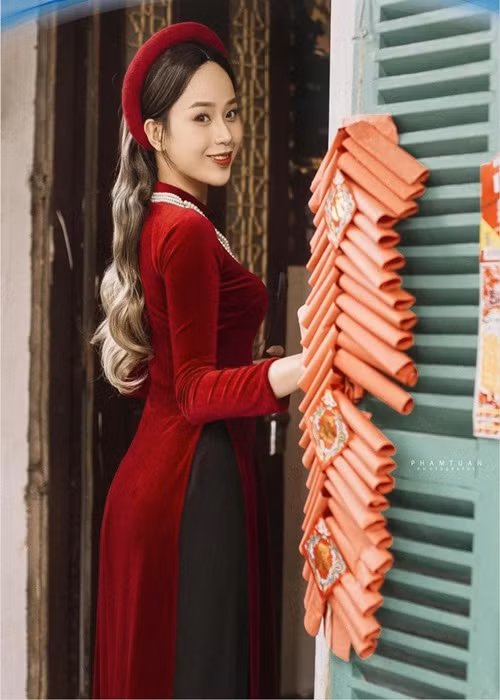 Nội dung đề thi nhắc đến Thủy Tiên: "Sau 11 lần truyền hóa chất chữa căn bệnh hiểm nghèo, Đặng Trần Thủy Tiên, nữ sinh 19 tuổi trường Đại học Ngoại Thương Hà Nội đã tham gia cuộc thi Duyên dáng Ngoại Thương 2019, giành giải “Hoa khôi truyền cảm hứng” và chia sẻ: “Tôi đẹp nhất khi tôi tự tin”. Viết một bài văn nghị luận (khoảng 2 trang giấy thi) bày tỏ suy nghĩ của em về chia sẻ trên của nữ sinh Đặng Trần Thủy Tiên". Ảnh: Miss World Vietnam