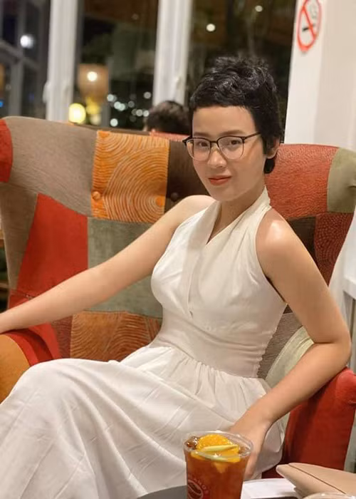 Thủy Tiên thử sức làm người mẫu ảnh, học đàn guitar. Ảnh: VTC