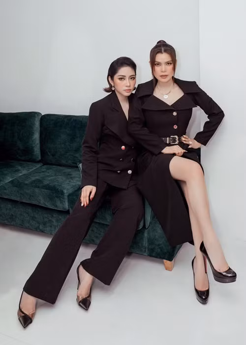 Mới nhất, Phương Lê tố Thu Thảo "nổ" về lương bổng trước khi nhận việc, lừa để được làm răng và mượn 5 triệu của một người. Thùy Trang một lần nữa lên tiếng bênh vực em gái. Cô cho biết, nàng hậu chưa từng mượn tiền ai, có thời gian làm được 100 triệu/1 tháng. Theo Thùy Trang, Phương Lê tự nguyện mời Thu Thảo làm răng. Ảnh: FB Phương Lê