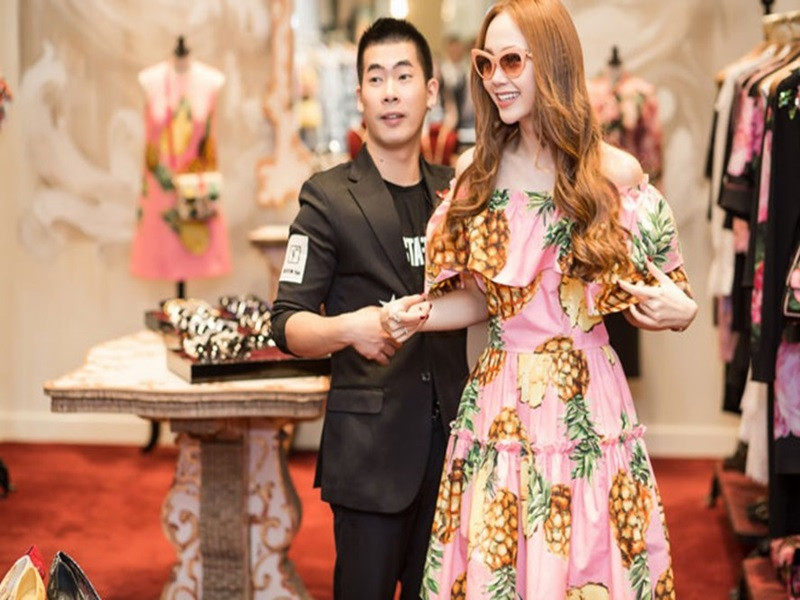 Trước Phương Lê - Thu Thảo, không ít đôi bạn sao Việt từ thân thiết bỗng quay lưng cạch mặt nhau. Minh Hằng và Travis Nguyễn được coi là cặp bài trùng, khi Travis Nguyễn hỗ trợ Minh Hằng về phong cách, cả hai còn là đôi bạn khá thân. Năm 2018, Minh Hằng bị Travis Nguyễn tố “thiếu tôn trọng ê-kíp, keo kiệt và vô ơn”. Ngay bộ trang phục tại buổi casting The Face bị chê xấu là do Minh Hằng tự ý đổi đồ. Ảnh: Lao động