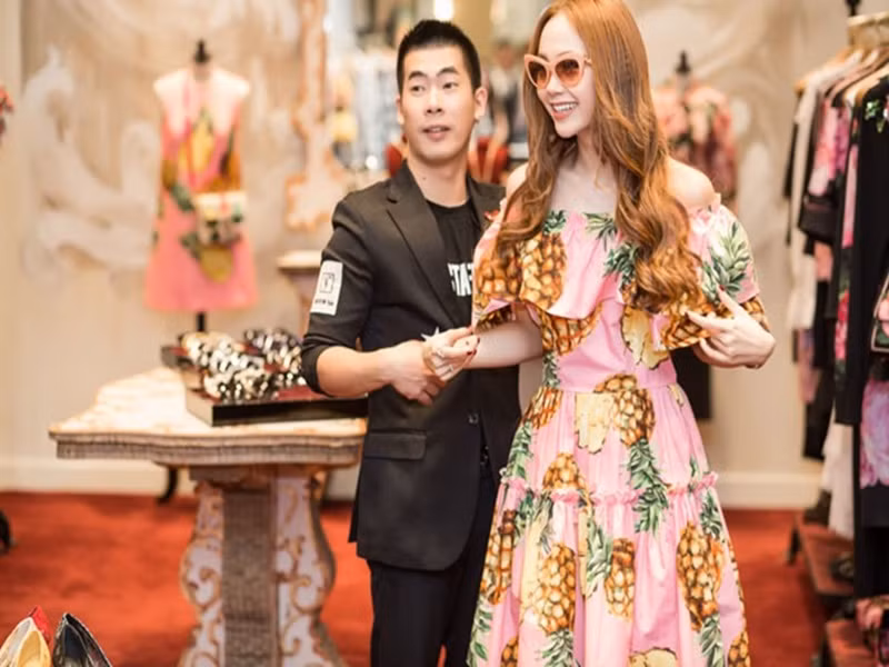 Trước Phương Lê - Thu Thảo, không ít đôi bạn sao Việt từ thân thiết bỗng quay lưng cạch mặt nhau. Minh Hằng và Travis Nguyễn được coi là cặp bài trùng, khi Travis Nguyễn hỗ trợ Minh Hằng về phong cách, cả hai còn là đôi bạn khá thân. Năm 2018, Minh Hằng bị Travis Nguyễn tố “thiếu tôn trọng ê-kíp, keo kiệt và vô ơn”. Ngay bộ trang phục tại buổi casting The Face bị chê xấu là do Minh Hằng tự ý đổi đồ. Ảnh: Lao động