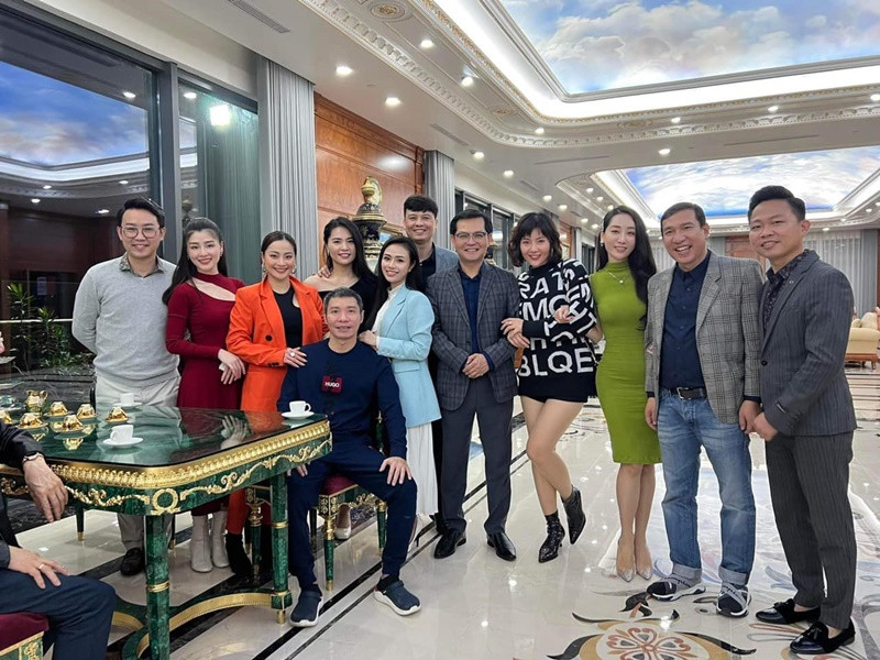 Ít ngày trước, theo lời bà xã của Công Lý, nam nghệ sĩ từ chối tham gia Táo Quân vì sự tự trọng. "Anh rất vui vì biết sẽ được tham gia chương trình. Nhưng sự tự trọng của một người nghệ sĩ khiến anh đành phải từ chối, bởi diễn không thăng hoa thì người nghệ sĩ cũng không sướng. Hơn hết, diễn không tốt thì sẽ làm phiền đến ê-kíp, kéo theo sự hụt hẫng của khán giả. Vì vậy, anh phải nuốt nước mắt vào trong để rút lui", vợ Công Lý chia sẻ. Ảnh: FBNV