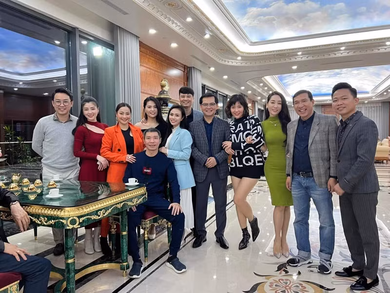 Ít ngày trước, theo lời bà xã của Công Lý, nam nghệ sĩ từ chối tham gia Táo Quân vì sự tự trọng. "Anh rất vui vì biết sẽ được tham gia chương trình. Nhưng sự tự trọng của một người nghệ sĩ khiến anh đành phải từ chối, bởi diễn không thăng hoa thì người nghệ sĩ cũng không sướng. Hơn hết, diễn không tốt thì sẽ làm phiền đến ê-kíp, kéo theo sự hụt hẫng của khán giả. Vì vậy, anh phải nuốt nước mắt vào trong để rút lui", vợ Công Lý chia sẻ. Ảnh: FBNV