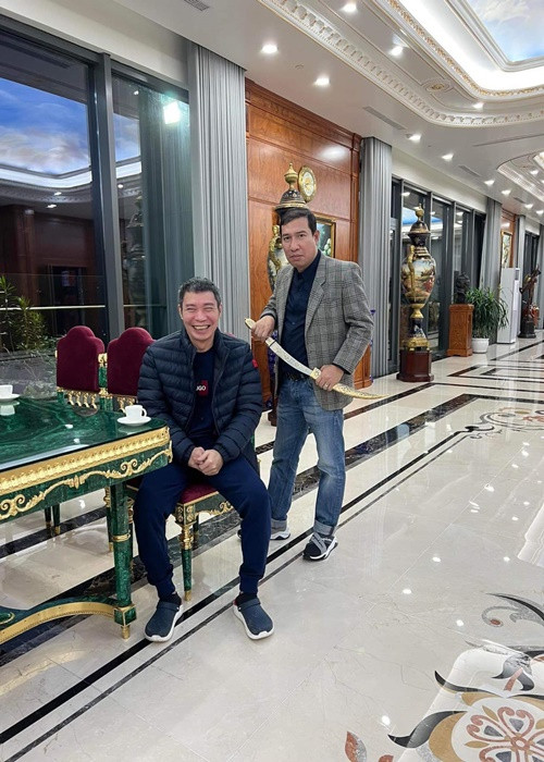 Gần đây, Công Lý còn khoe ảnh bên các đồng nghiệp tại Nhà hát Kịch Hà Nội như Quang Thắng, Thanh Hương, Trung Hiếu...Ảnh: FBNV