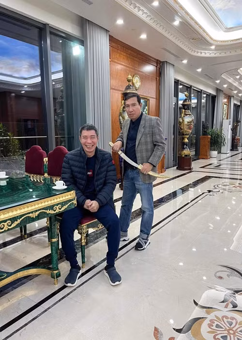 Gần đây, Công Lý còn khoe ảnh bên các đồng nghiệp tại Nhà hát Kịch Hà Nội như Quang Thắng, Thanh Hương, Trung Hiếu...Ảnh: FBNV