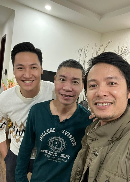 Mới đây, ngoài Xuân Bắc, Mạnh Trường (ngoài cùng bên trái) cũng đến thăm nghệ sĩ Công Lý. Dự án gần đây nhất Công Lý và Mạnh Trường đóng chung là "Hương vị tình thân". Ảnh: FBNV