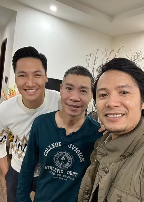 Mới đây, ngoài Xuân Bắc, Mạnh Trường (ngoài cùng bên trái) cũng đến thăm nghệ sĩ Công Lý. Dự án gần đây nhất Công Lý và Mạnh Trường đóng chung là "Hương vị tình thân". Ảnh: FBNV