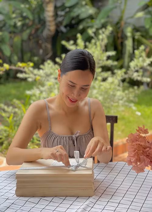 Một số cư dân mạng nghi ngờ ngoài sửa mặt, nữ ca sĩ còn động chạm vòng một bởi lẽ vòng một của Lưu Hương Giang căng tràn hơn hẳn trước đây.