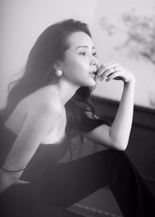 Lưu Hương Giang thường xuyên diện váy áo cúp ngực hay cổ sâu khoe khuôn ngực căng tràn.