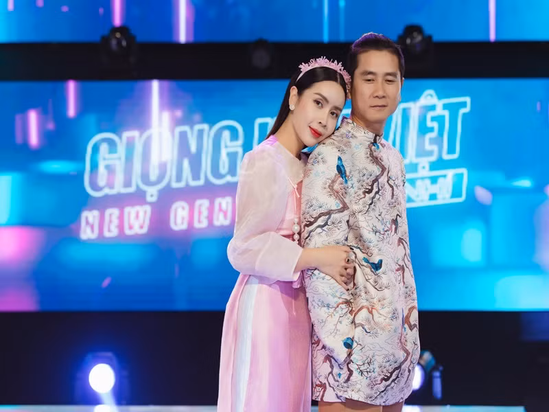 Hồ Hoài Anh - Lưu Hương Giang yêu nhau 5 năm rồi tổ chức đám cưới. Hôn lễ của cặp đôi diễn ra vào năm 2009. Năm 2019, cả hai âm thầm ly hôn rồi tái hợp. Hiện tại, vợ chồng Lưu Hương Giang có hai con gái chung: Misa (sinh năm 2011) và Misu (sinh năm 2016).