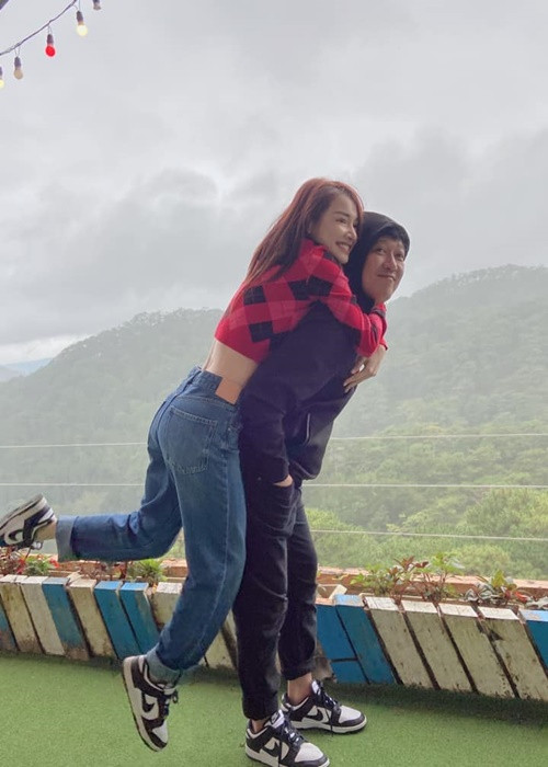 Trên báo chí, diễn viên Nhã Phương nhiều lần dành lời khen cho Trường Giang như: "Tôi thấy mình vô dụng vì chồng cưng chiều quá", "Chồng tôi chỉ có chăm vợ là giỏi", "Tôi mà khổ chắc không ai sướng hơn đâu". Ảnh: FBNV