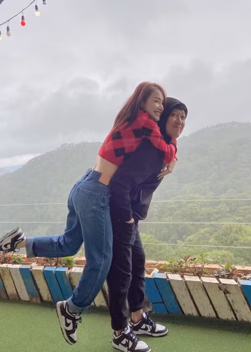 Trên báo chí, diễn viên Nhã Phương nhiều lần dành lời khen cho Trường Giang như: "Tôi thấy mình vô dụng vì chồng cưng chiều quá", "Chồng tôi chỉ có chăm vợ là giỏi", "Tôi mà khổ chắc không ai sướng hơn đâu". Ảnh: FBNV