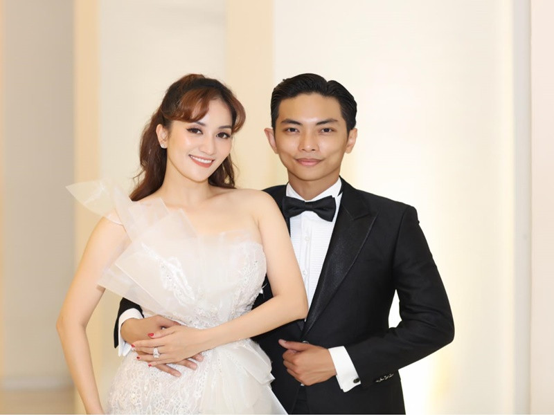 Khánh Thi từng thừa nhận bản thân tập luyện cật lực lấy lại thân hình đẹp chỉ “để cho chồng ngắm". Ảnh: FBNV