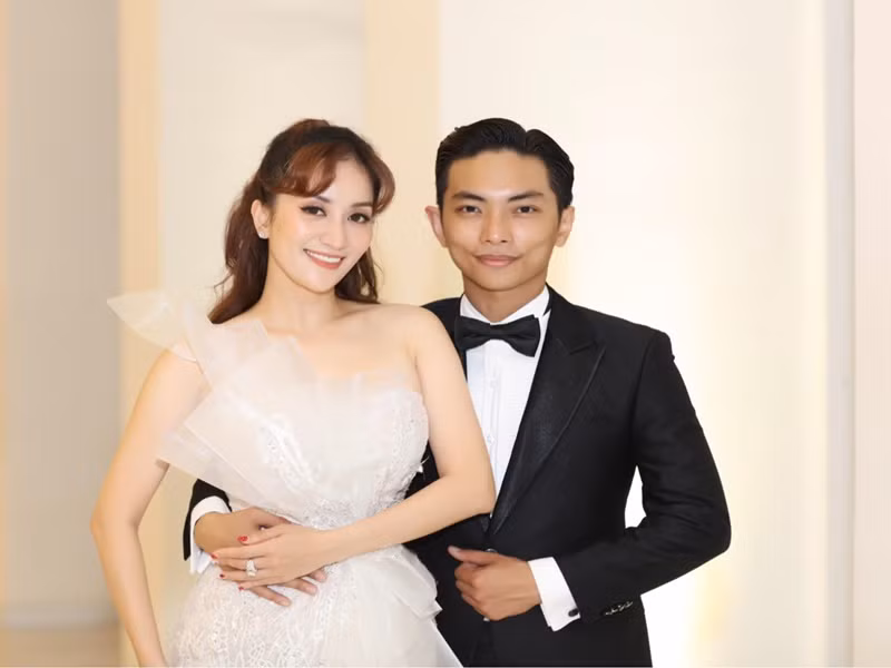 Khánh Thi từng thừa nhận bản thân tập luyện cật lực lấy lại thân hình đẹp chỉ “để cho chồng ngắm". Ảnh: FBNV