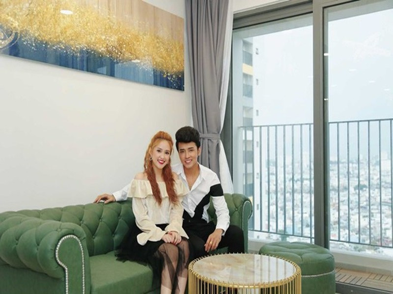 Nữ diễn viên Phương Hằng được biết đến qua vai cô em út trong phim truyền hình "Gạo nếp gạo tẻ". Trong dịp sinh nhật ca sĩ Anh Tâm, cô tặng chồng căn nhà mới có trị giá 2,6 tỷ. Ảnh: FBNV