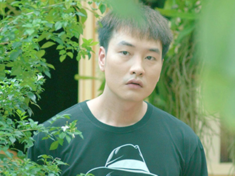 Trong “Lối về miền hoa”, Trọng Lân đóng vai Lợi - một thanh niên làm nghề buôn hoa từ làng cho các cửa hàng hoa ở tỉnh. Ảnh: Thể thao văn hóa