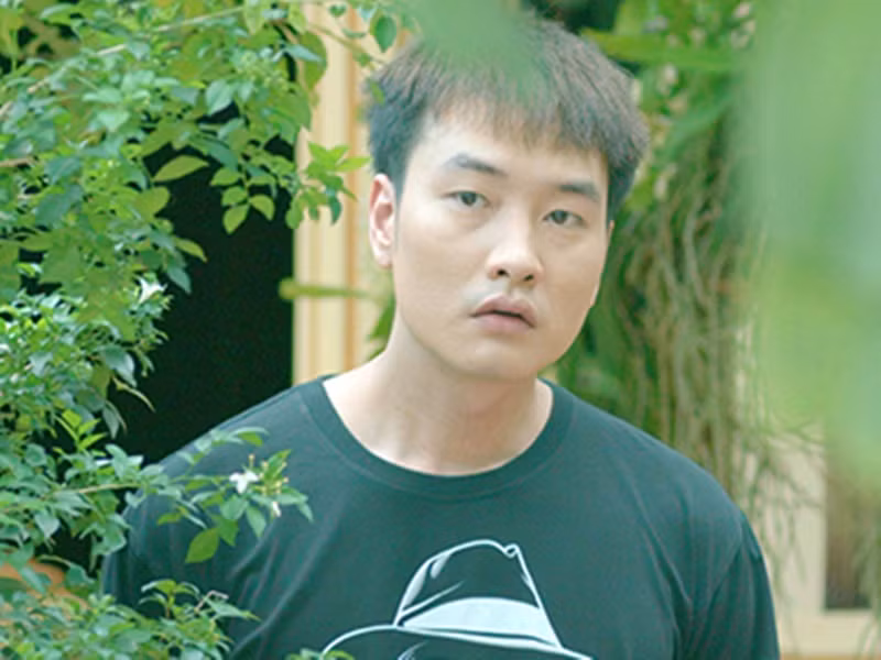 Trong “Lối về miền hoa”, Trọng Lân đóng vai Lợi - một thanh niên làm nghề buôn hoa từ làng cho các cửa hàng hoa ở tỉnh. Ảnh: Thể thao văn hóa