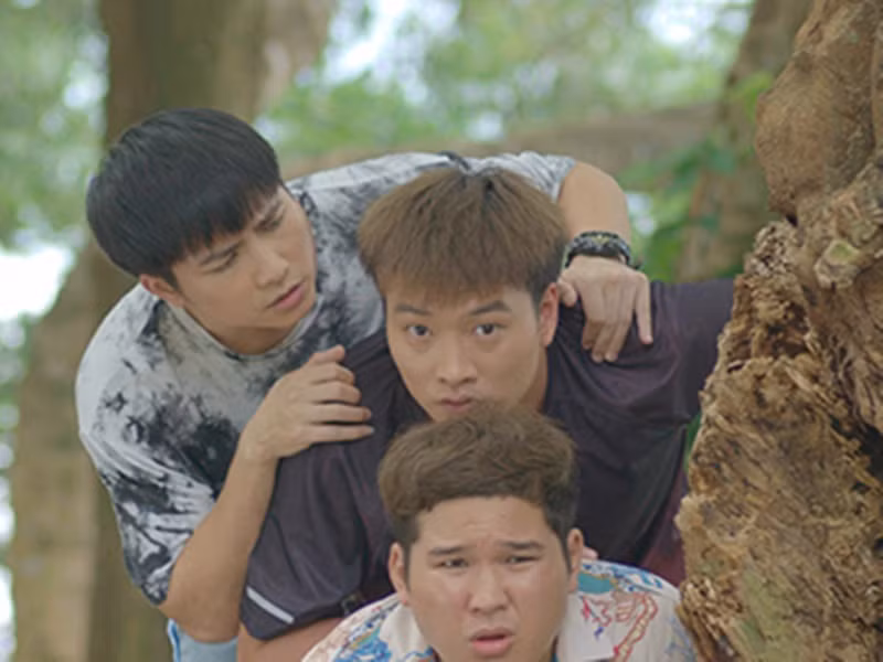 Lâm Đức Anh đóng vai Linh - bạn của Bão và Lợi trong “Lối về miền hoa”. Ảnh: Thể thao văn hóa