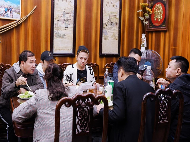 Duy Khánh đã bay từ TP HCM ra Hà Nội ghi hình cho chương trình. Ảnh: FB Duy Khánh