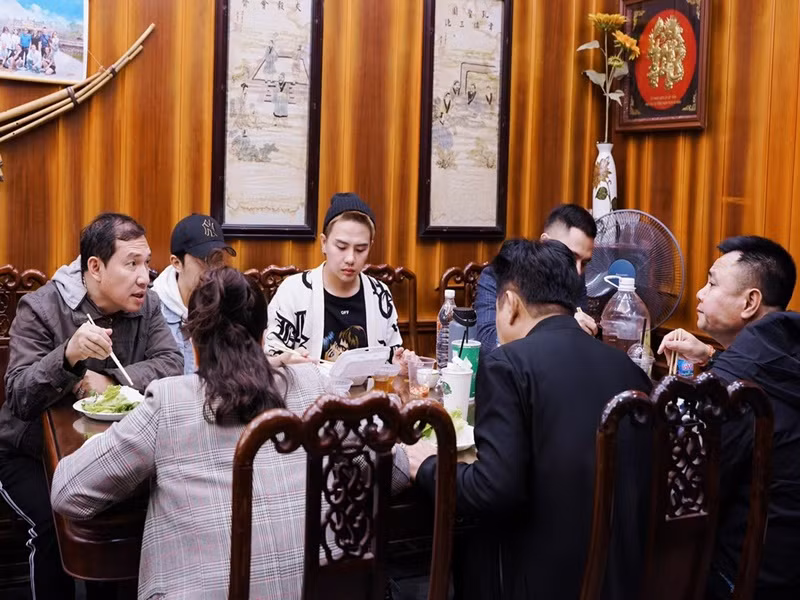 Duy Khánh đã bay từ TP HCM ra Hà Nội ghi hình cho chương trình. Ảnh: FB Duy Khánh