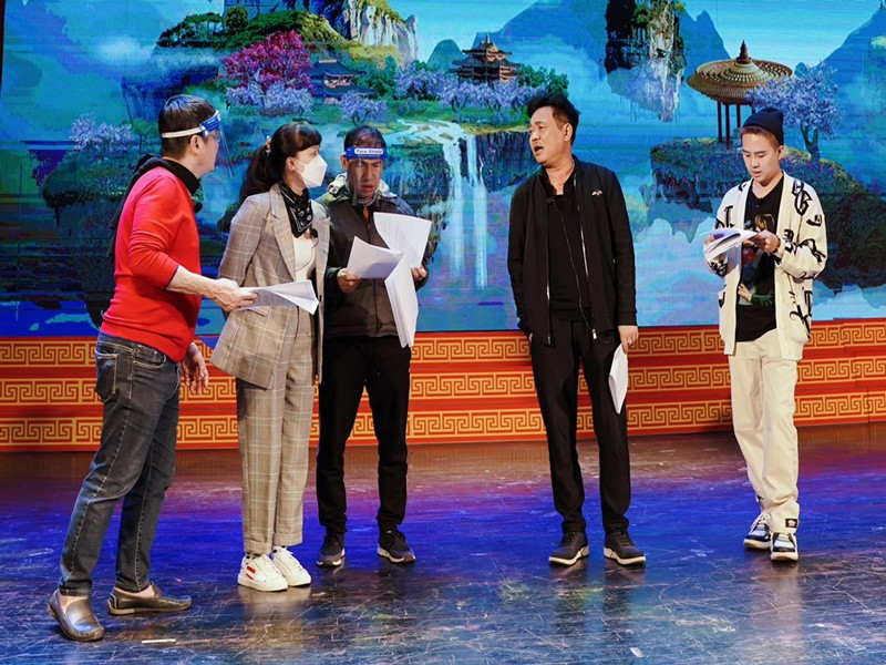 Duy Khánh đăng tải loạt ảnh hậu trường tập luyện cùng các nghệ sĩ Quốc Khánh, Vân Dung, Quang Thắng, Chí Trung, Tự Long. Ảnh: FB Duy Khánh