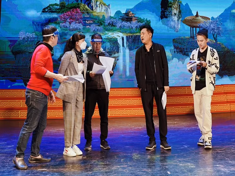 Duy Khánh đăng tải loạt ảnh hậu trường tập luyện cùng các nghệ sĩ Quốc Khánh, Vân Dung, Quang Thắng, Chí Trung, Tự Long. Ảnh: FB Duy Khánh