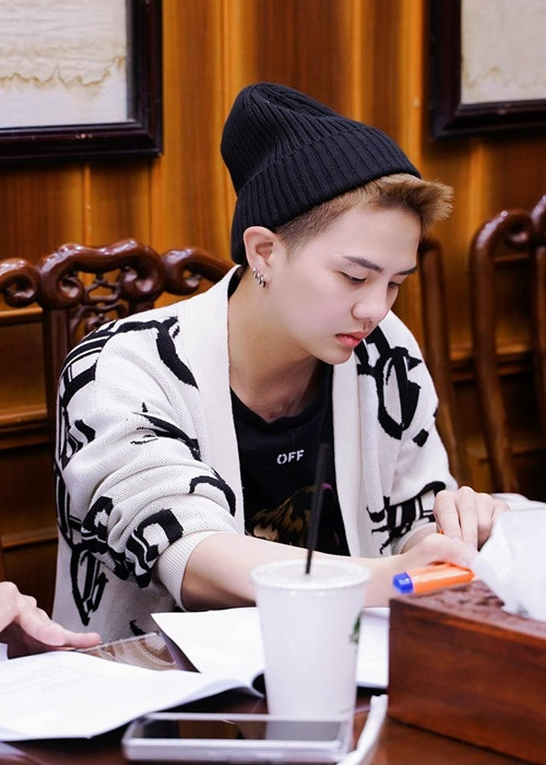 Theo Doanh nghiệp và tiếp thị, loạt ảnh Duy Khánh chia sẻ thuộc một phiên bản Táo Quân quảng bá cho một tựa game. Ảnh: FB Duy Khánh