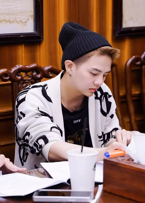 Theo Doanh nghiệp và tiếp thị, loạt ảnh Duy Khánh chia sẻ thuộc một phiên bản Táo Quân quảng bá cho một tựa game. Ảnh: FB Duy Khánh