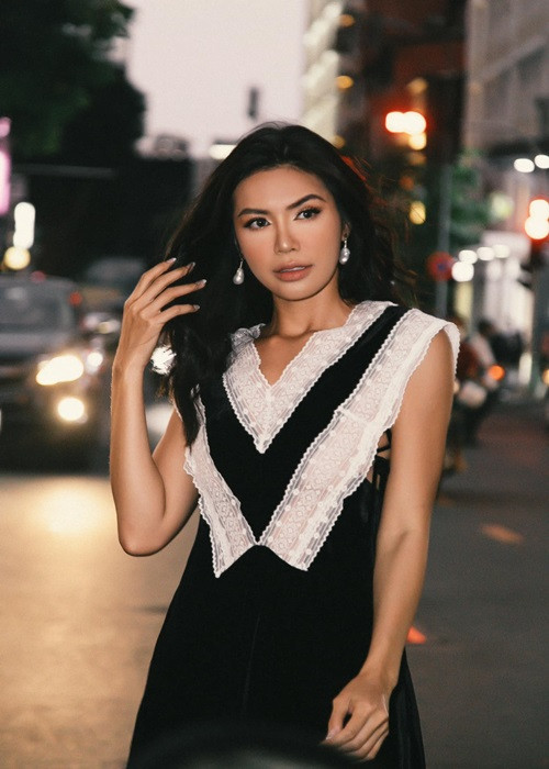 Siêu mẫu Minh Tú đóng vai phản diện trong “Bố già”. Sau dự án này, cô đóng vai khách mời trong “Mẹ ác ma, cha thiên sứ” đã ra mắt và nữ chính phim “Người tình” ra rạp trong tháng 2/2022.