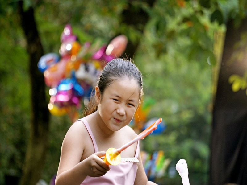 Bé Ngân Chi (đảm nhận vai bé Bù Tọt trong “Bố già”) đoạt giải Nữ diễn viên phụ xuất sắc tại Liên hoan phim Việt Nam lần thứ 22.